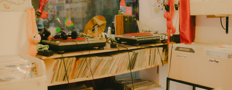 «Digging» en Barcelona: 5 espacios donde descubrir música con tus manos